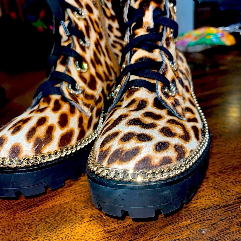 👢 Gianni Bini Leopard Print Bootie inside zip/lace Boots  Chain Detail Size 7M